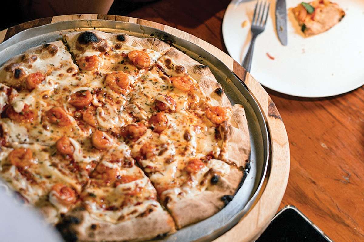 O rodízio do Brasa oferece mais de 30 sabores de pizzas doces e salgadas. Já o happy hour da casa acontece de segunda a sexta, com drinks especiais e desconto de 40% das 17 às 20 horas.