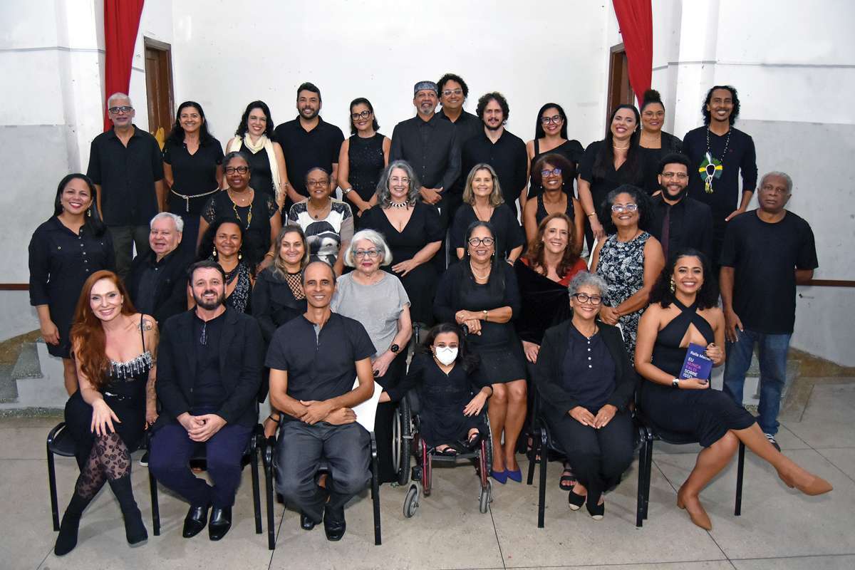 Em ordem alfabética, os membros da Academia Macaense de Letras: Adalberto Martins, Adriana Bacellar, Alessandra Linhares, Ana Lucia Nunes, Ana Paula Lima, Angelo Mário, Aurora Ribeiro Pacheco, Carlos Alberto de Almeida, Carlos Renato Carvalho, Cleber de Moraes, Conceição de Maria Rosa, Daiana de Souza, Dilma Negreiros, Edwilson Andrade, Elias Jorge Lago, Flavia Vasconcelos, Gabriela Barreto, Gerson Dudus, Gicélia Germano, Gilcilene Lourenço, Héverton Ribeiro, Isac Machado, Ivania Ribeiro, Marcelo Brandão Araújo, Márcia da Gama, Márcia Mathias, Margarete Monteiro, Maria Inêz Lemos, Mariúcha Corrêa, Nathalia Andraus, Raíla Maciel, Rildo Loureiro, Rute Ramos, Sandra Wyatt, Thais Pessanha e Zaira Gonçalves (Foto Azul Limão)