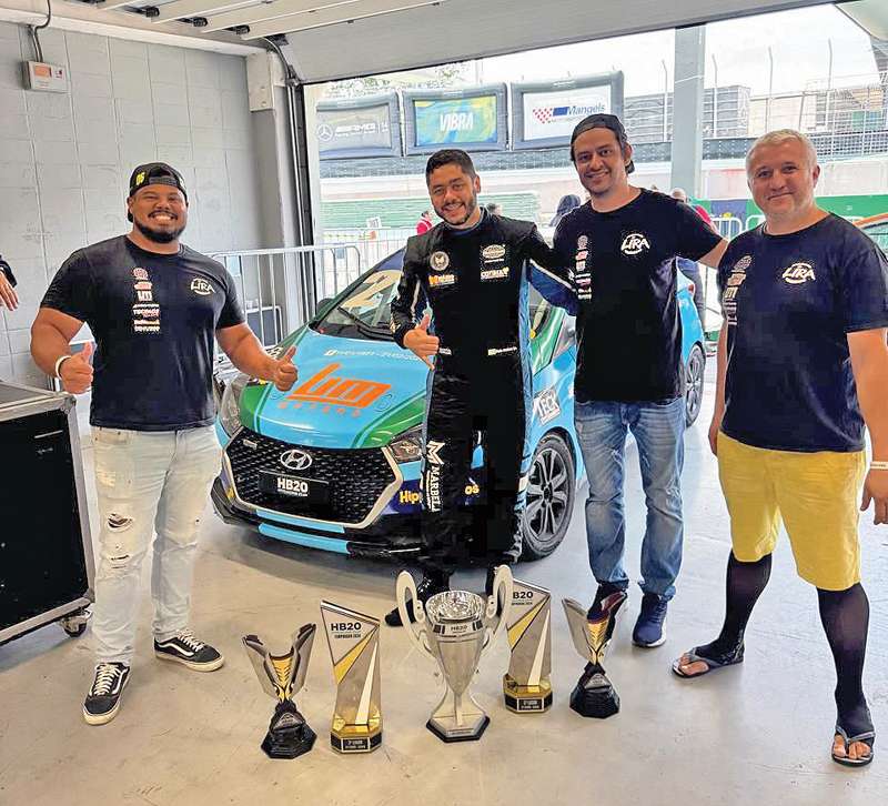 Rafa com sua equipe e as taças conquistadas em 2024. Já em seu ano de estreia, foi vice-campeão da HB20 Racing Cup.