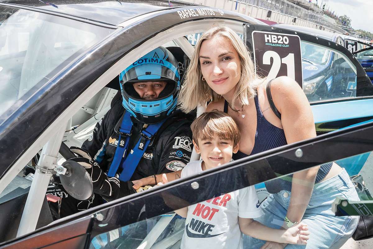 Rafael conta com o apoio da esposa, Juliana Mezzalira, e do filho, Bernardo Mattos. Sempre que podem, eles estão nas corridas e dão todo o suporte que ele precisa.