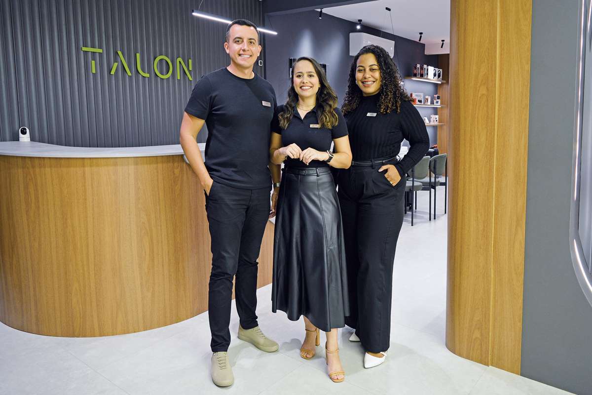 Os sócios Matheus e Kethiny com a colabora Anny. A ideia é proporcionar uma verdadeira experiência de compra, com tecnologia e conexões genuína. (Foto Alle Tavares)
