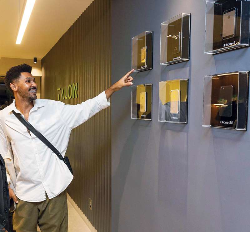 O arquiteto Wallace Aniceto no Museo da Apple. Ele já era cliente Talon e foi o responsável pelo projeto arquitetônico da nova loja, que traz mais conforto e acolhimento com autenticidade. (Arquivo Talon)