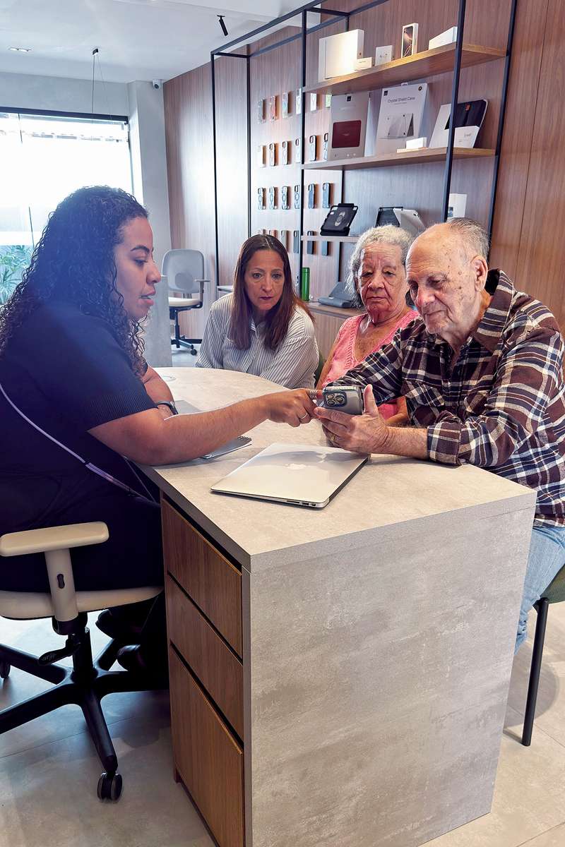 Ayrton Sena da Silva com a filha Janne e a esposa Maria. Ele comprou seu primeiro iPhone aos 84 anos e recebeu suporte e treinamento para se ambientar com o novo aparelho. (Arquivo Talon)
