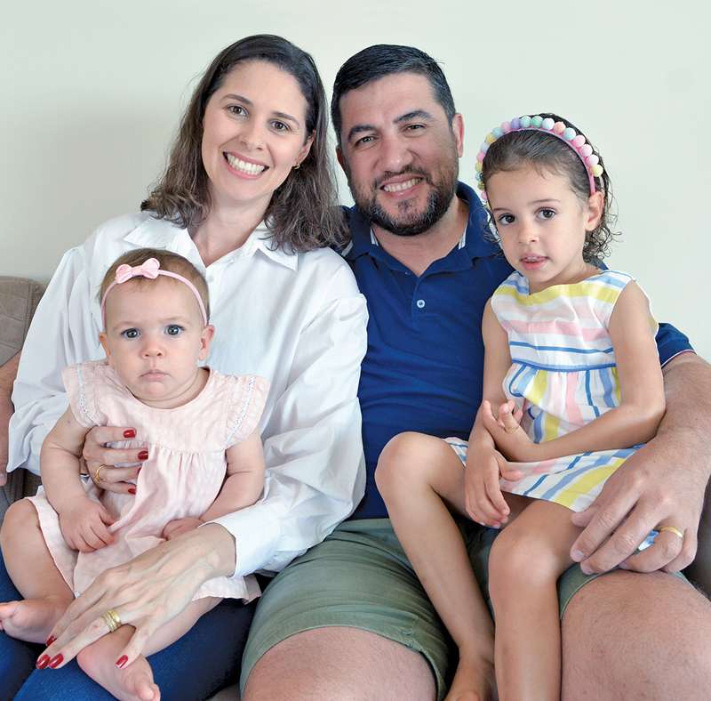 Viviane Azevedo e Tassio estão com acompanhamento nutricional e pediátrico para apoiar no tratamento da intolerância alimentar da pequena Maria Alice, de três anos. Na Foto: Viviane com a bebê Tereza e Tassio com Maria Alice. (Foto Alle Tavares)