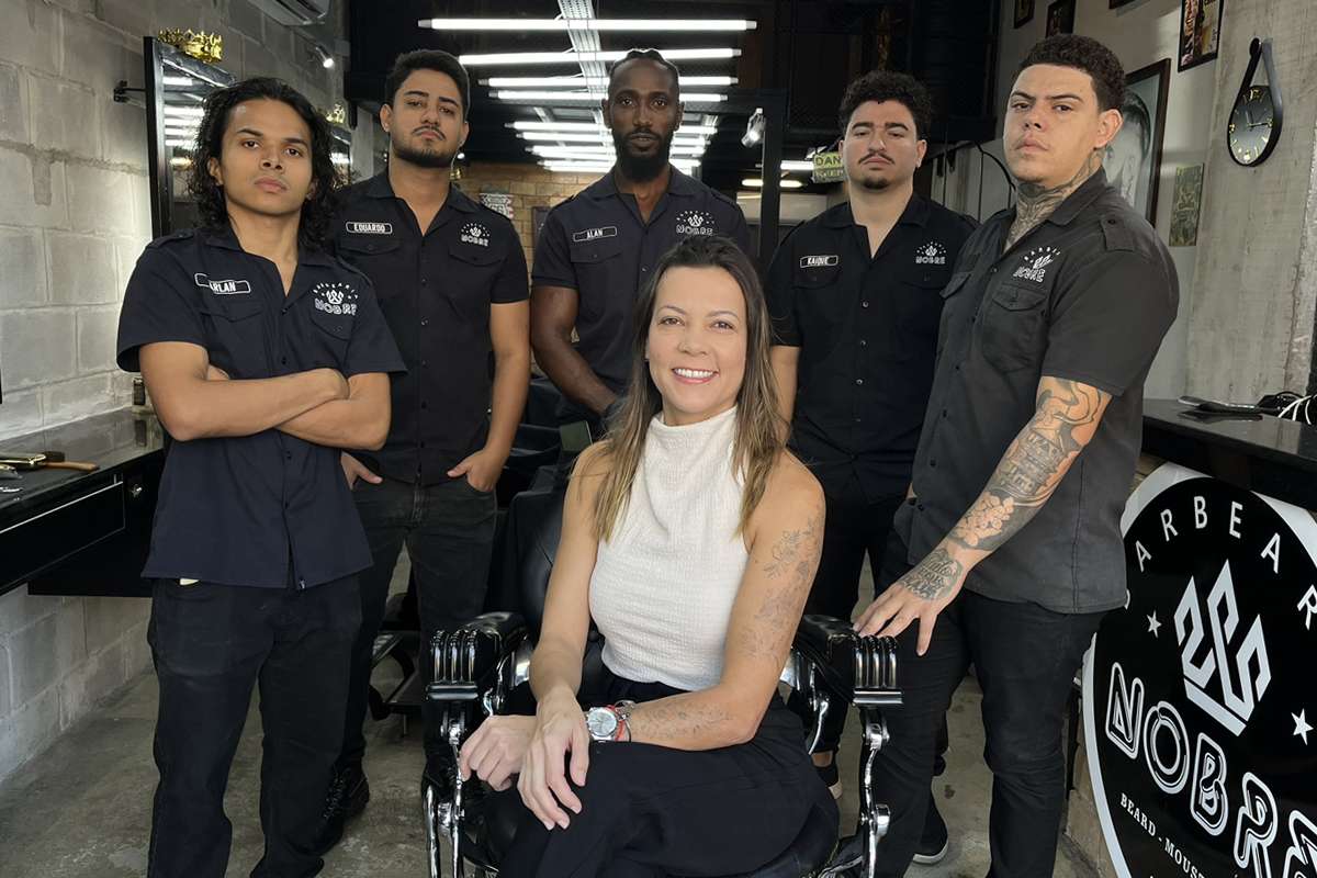 Andréia Nobre com sua equipe na Barbearia Nobre, que completou 8 anos de sucesso e está sendo toda repaginada para melhorar o bem-estar dos clientes. Da esquerda para a direita: Darlan, Eduardo, Alan, Kaique e Edgar. (Foto Alle Tavares)