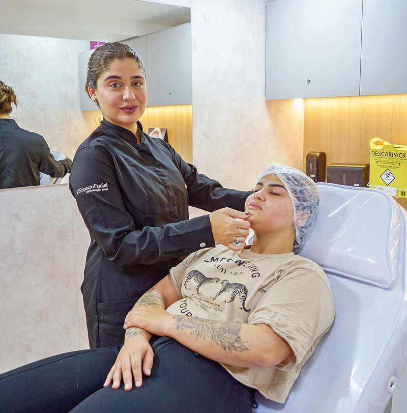 Larissa Cartaxo faz parte da equipe de biomédicos altamente qualificadas para atender os clientes da melhor forma possível. (Foto Alle Tavares)