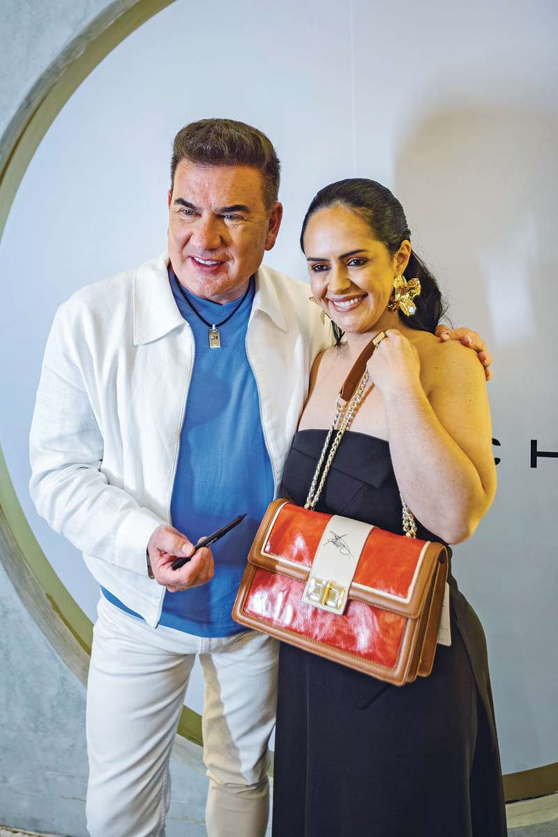 Liz Reis com Jorge Bischoff na noite de autógrafos na loja. O designer ficou encantado com a estrutura da loja, que representa sua marca na região