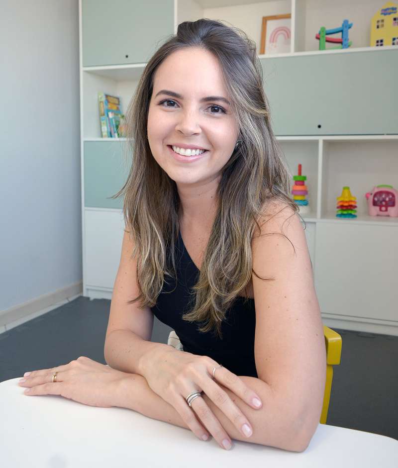 A psicóloga infantil Carolline Martins alerta para a importância da vigilância dos pais no uso que as crianças fazem das telas, independente do tipo de dispositivo. (Foto Alle Tavares)