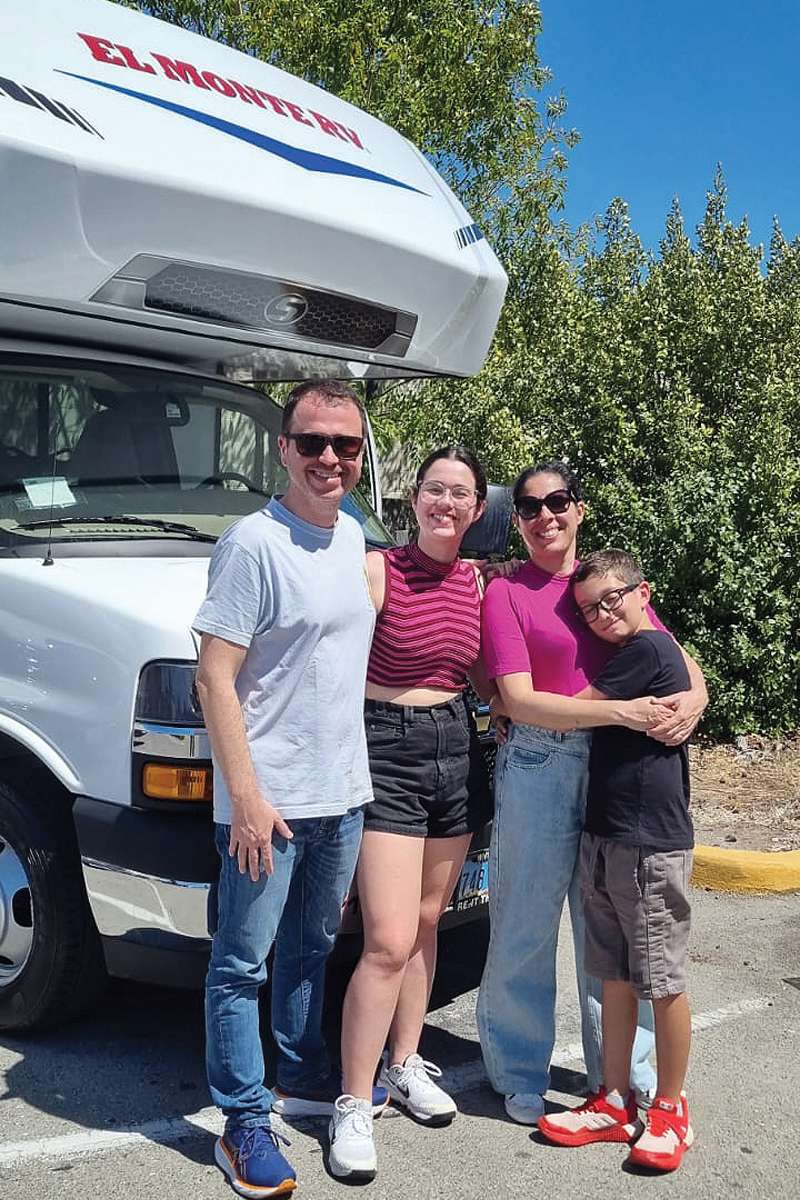 O casal Adail Costa Junior e Lívia Avellar com os filhos Iolanda e Lucasna viagem do ano passado, quando alugaram um motorhome para desbravar a Califórnia em família (duas fotos acima) 