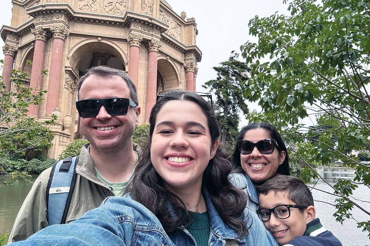Adail e Lívia sempre cultivaram o hábito de viajar.Com a chegada dos filhos, a rotina de viagens da família só se intensificou. Acima, eles em Paris