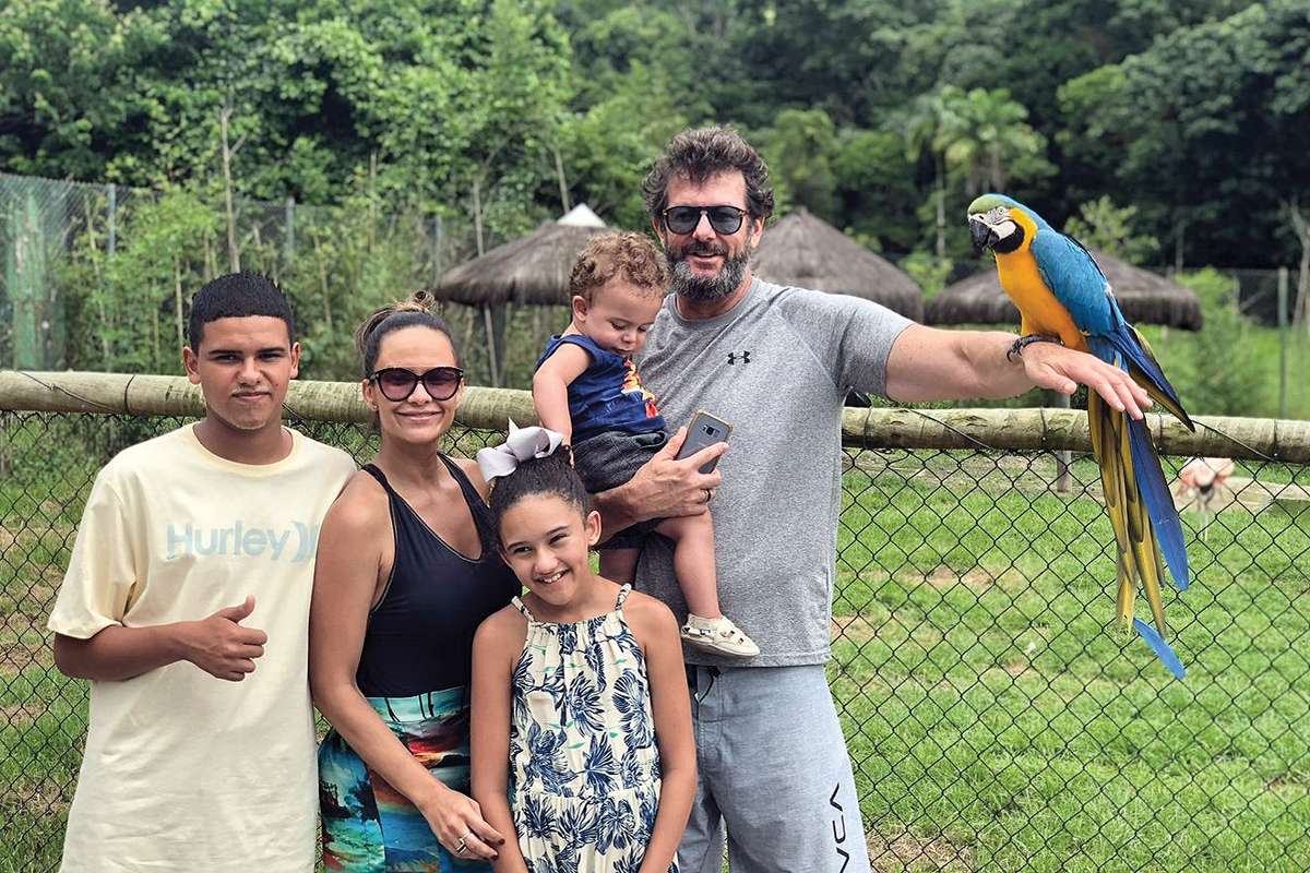 O casal Tatiana Mota e Gerson Lucas Martins com os filhosLuiz Felipe, Sofia e Pietro. Eles contam os desafios de programar um roteiro de viagem em família para agradar os filhos que estão em fases distintas