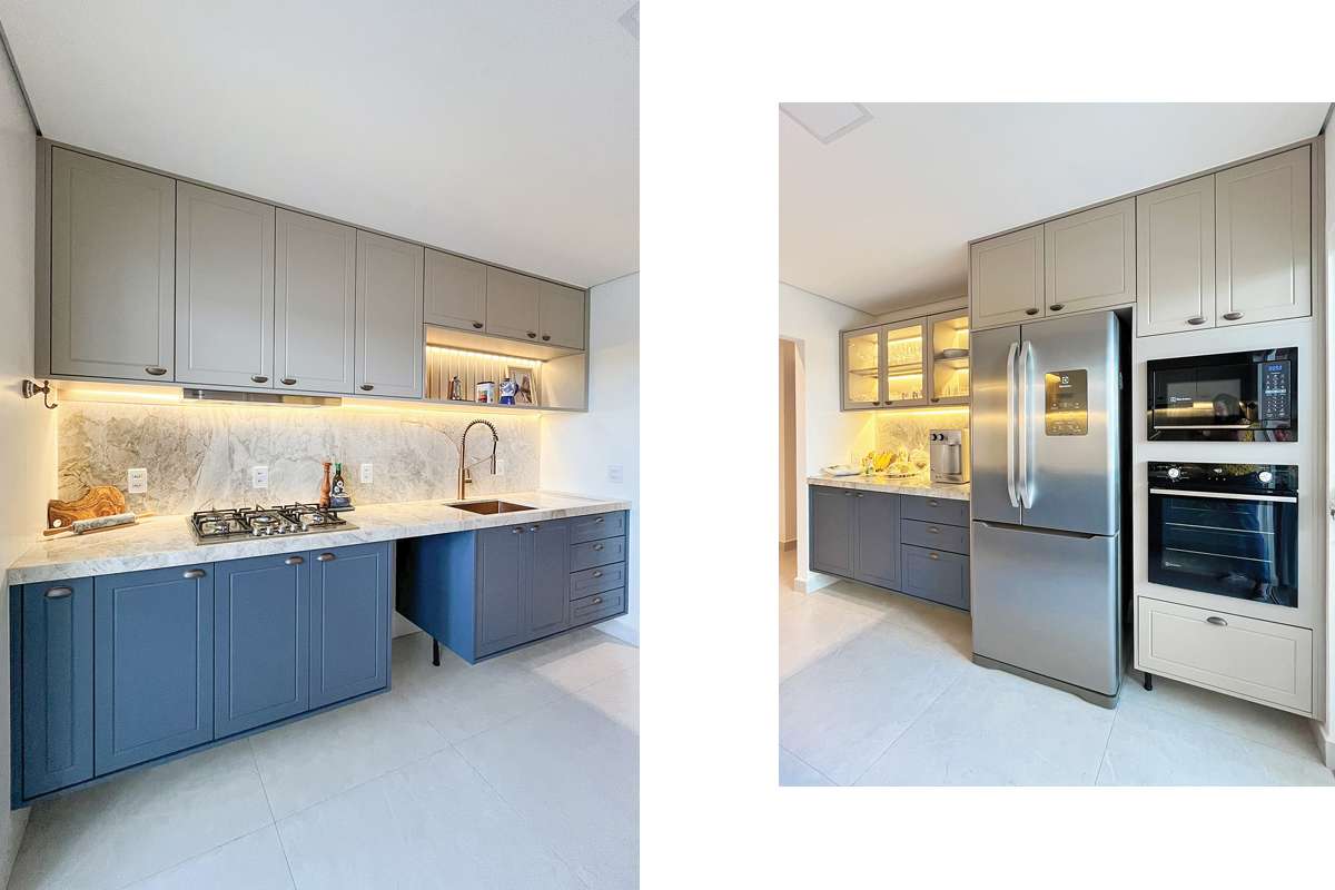 Na parte inferior da cozinha, o acabamento provençal em laca Lazuli traz elegância e tradição; já a parte superior em Laca Brisa garante leveza e luminosidade. Cada detalhe planejado une estética e funcionalidade.Os planejados integram os eletrodomésticos de forma discreta e funcional. A cristaleira em vidro Reflecta Bronze é um destaque sofisticado, harmonizando com os acabamentos provençais em laca Lazuli e Brisa. (Fotos Alle Tavares)