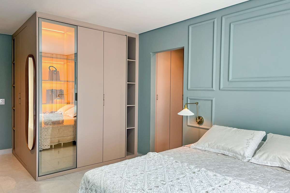 No quarto do casal, os móveis planejados em tom Orvalho e Clay criam uma atmosfera romântica e atemporal. O armário iluminado em vidro Reflecta dá leveza, modernidade e exclusividade ao ambiente. (Foto Alle Tavares)