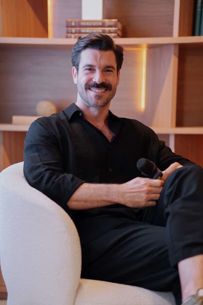 Renato Mendonça é arquiteto e apresentador, conhecido por seus projetos de arquitetura e interiores com foco em uma estética "afetiva", que combina materiais naturais e mobiliário contemporâneo. (Foto Gustavo Vitorino)