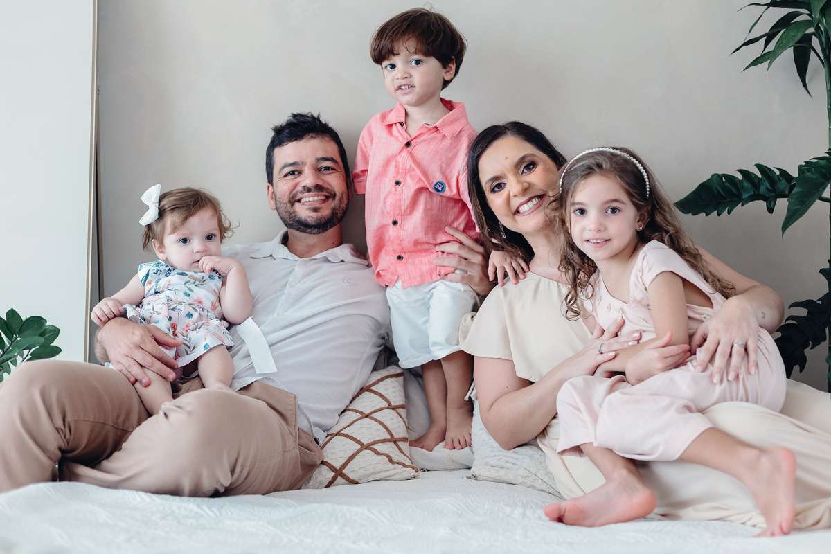 Paula conduz os ensaios de família, de crianças e de recém-nascidos com a sensibilidade de quem entende que cada criança tem seu tempo, seu humor, seu próprio jeito de ser e existir.