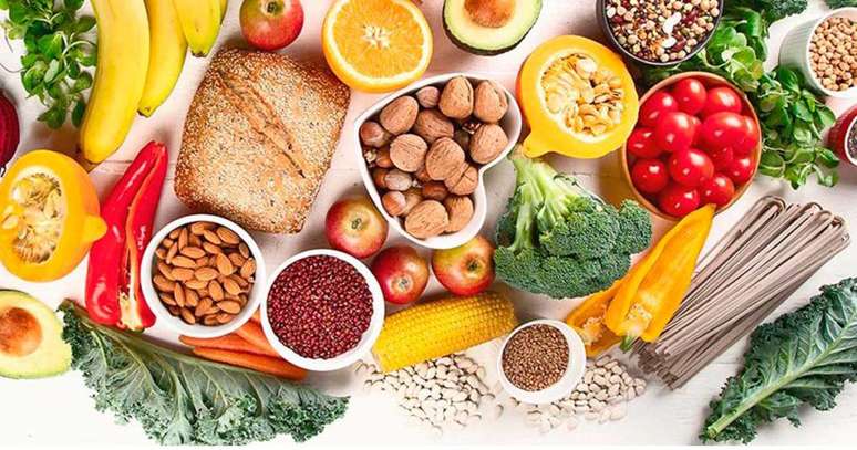 Dietas equilibradas, com boa ingestão de proteínas, gorduras saudáveis e fibras, contribuem não apenas para a composição corporal, mas também para o funcionamento mitocondrial, essencial na produção de energia e na prevenção de doenças metabólicas.