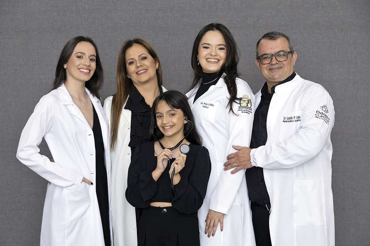 Deise e Leandro Coelho com as filhas Bruna e Paula, ambas já cursando medicina, e a mais nova, Clara, que está no 5º ano do Fundamental 1 (Arquivo)