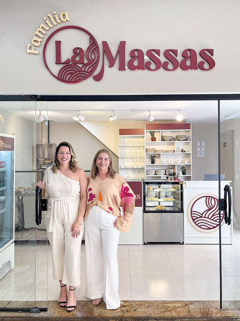 O Família La Massas em pessoa, Iracema Maia, a Cema, com a filha Laiz Neves na nova loja na Galeria Carapebus, onde, além de vender congelados, ainda servem refeições e lanches. (Foto Alle Tavares)