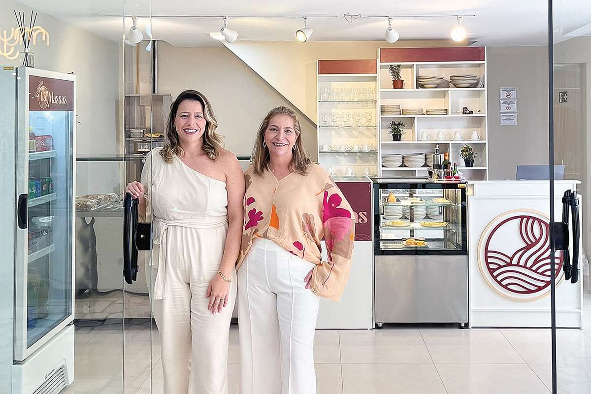O Família La Massas em pessoa, Iracema Maia, a Cema, com a filha Laiz Neves na nova loja na Galeria Carapebus, onde, além de vender congelados, ainda servem refeições e lanches. (Foto Alle Tavares)