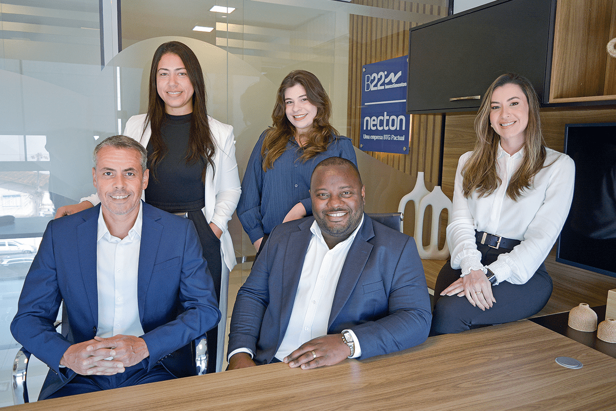 O time da B22 Investimentos de Macaé. Da esquerda para a direita: o sócio Leonardo Consani, o CEO e sócio fundador Felipe Thomaz, as sócias Lídia Bomfim, Thaís Guimarães e Livia Ferraz