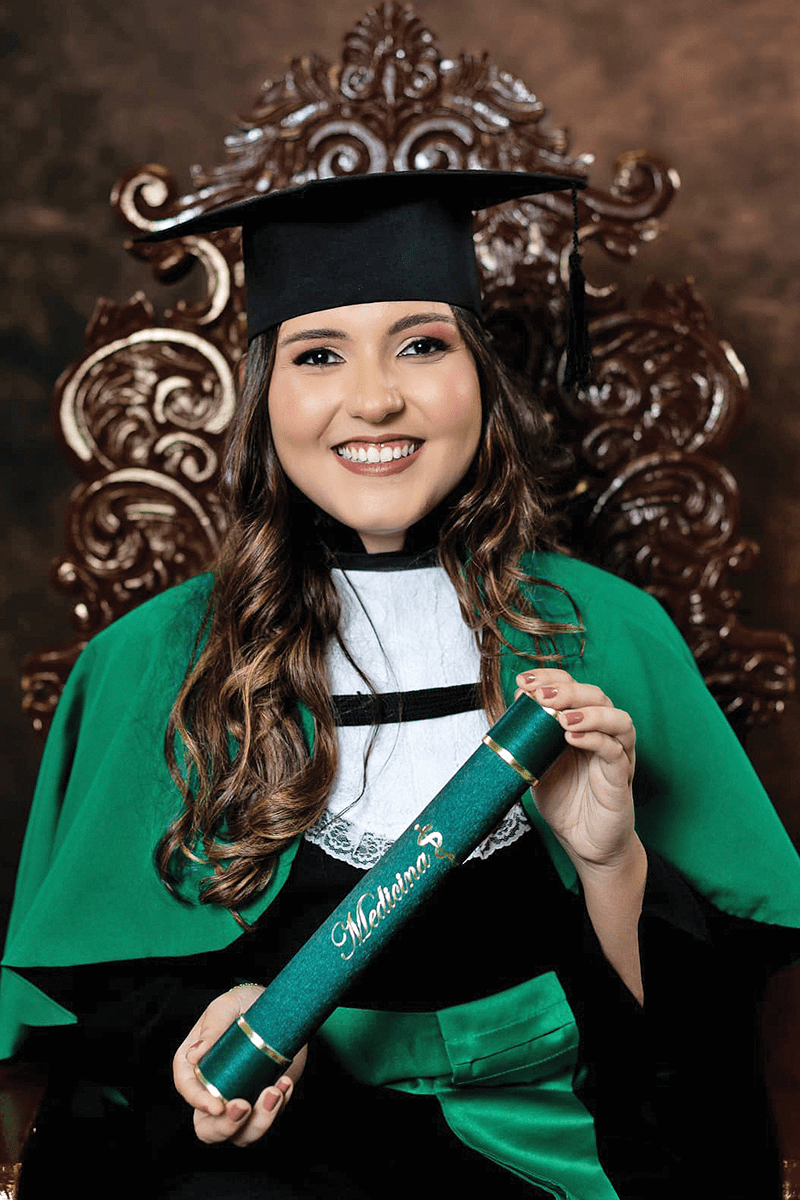 A hoje Dra. Carolina Baptista, ex-aluna do UP, foi aprovada no ENEM, 1º lugar de Medicina da UFRJ/Macaé e comprova os resultados do sistema de ensino da escola