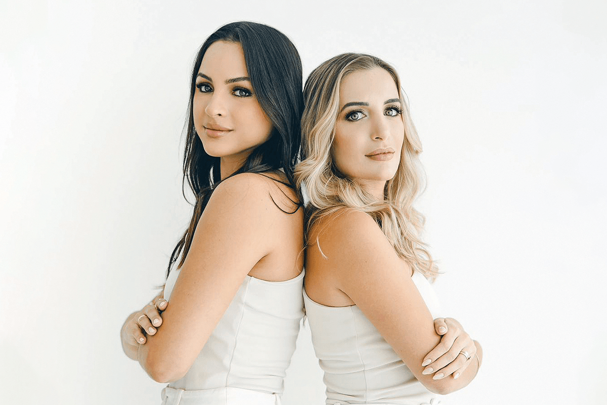 As sócias e especialistas em odontologia Dra. Lays Cabral e Dra. Daniella Siqueira comemoram 4 anos da abertura da Duo Odontologia e Estética
