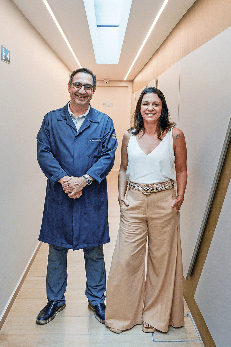 O Dr. Newton Filho com a arquiteta Manola Lo Bianco. Para ele, o projeto desenvolvido por Manola traduziu com precisão as ideias e necessidades da clínica
