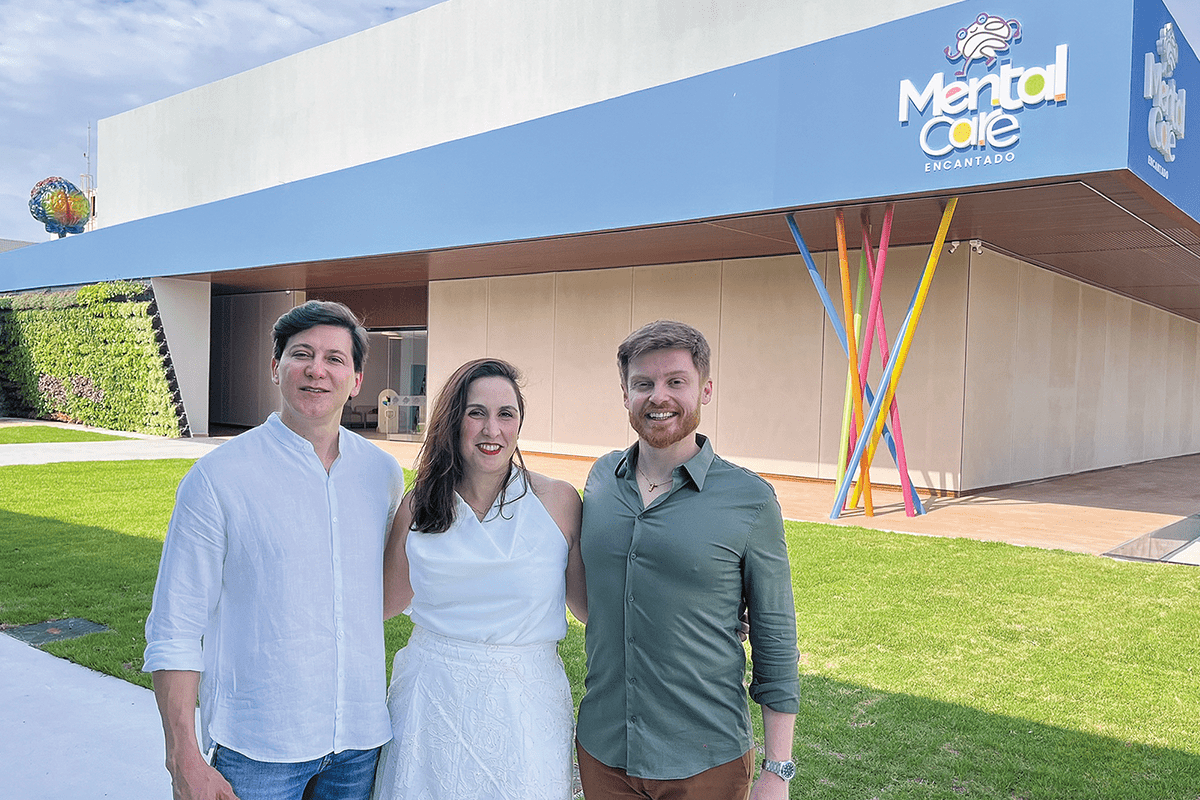 A equipe técnica responsável pelo Mental Care Encantado. Da esquerda para a direira: Dr. Dilendson Giuseppe (CEO do Grupo CLIGED), Dra. Lívia Lobo (neuropediatra) e o Dr. Luis Carlos Murari (psiquiatra)