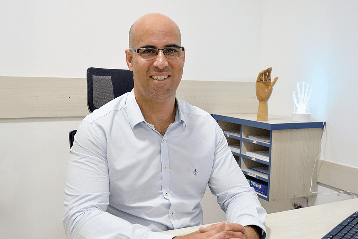 O ortopedista e cirurgião da mão, Dr. Carlos Alexandre Azevedo, diz que o controle da patologia exige uma abordagem multidisciplinar