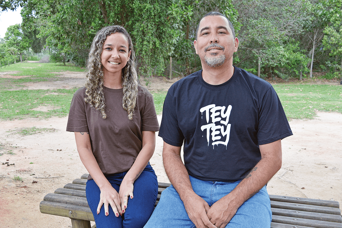 Tadeu Figueiredo e sua esposa Sabrina Corrêa. Ele transformou sua trajetória em inspiração, criando um trabalho que, hoje, impacta diretamente a vida de milhares de pessoas