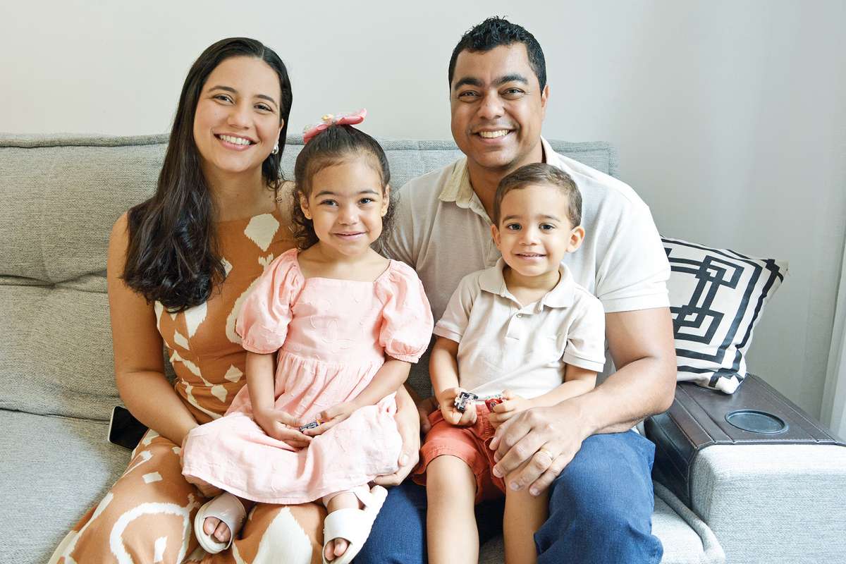 Maira Leite e o marido Raony, pais dos gêmeos Arthur e Marina (3 anos), buscaramuma pediatra que os acompanhasse desde a gestação e dizem que acertaram na escolha da Dra. Christine pelo cuidado e a atenção com ela e os filhos. (Foto Alle Tavares)