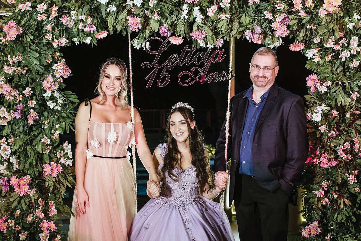 Márcia Pereira e Edney Coutinho celebraram os 15 anos da filha Letícia nacasa. Para eles foi uma noite sofisticada, acolhedora e repleta de emoção.