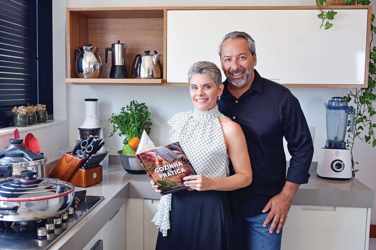 Marcela Pontes com o marido Marcelo. Ela é distribuidora autorizada independente da Royal Prestige em Macaé. Produtos de aço inoxidável de grau cirúrgico 316L, desde 1971. (Foto Alle Tavares)