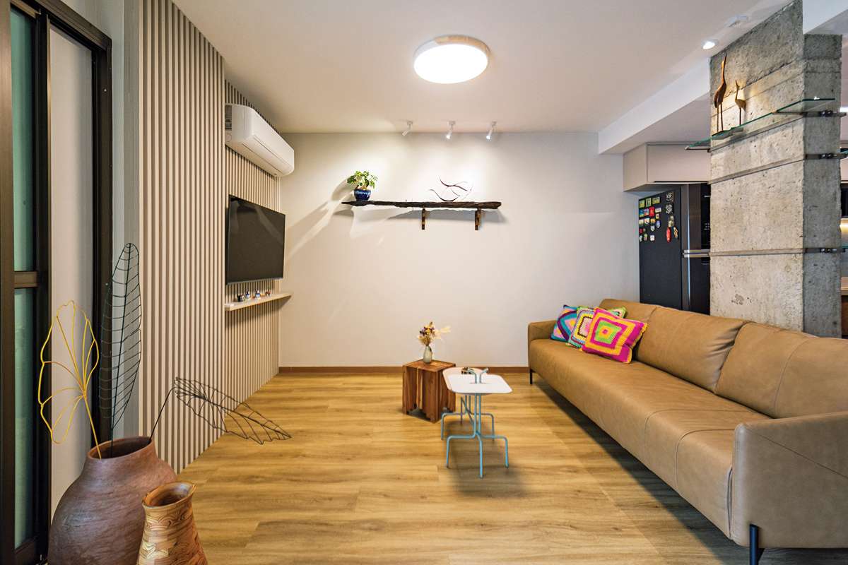 Na sala de estar e TV, o ripado em Linum em harmonia com o piso amadeirado, trazendo mais conforto ao ambiente. A mesa de centro com o cubo de madeira é de Fernando Jaeger. (Fotos Manuela Duarte)