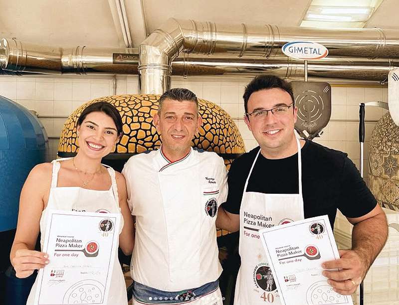 O casal Carolina Szekely e Diego Sanches recebendo certificado na Itália. A Vicolifoi reconhecida pela Associazione Verace Pizza Napoletana (AVPN), sendo a primeira
pizzaria do interior do estado do Rio a receber o certificado da associação italiana