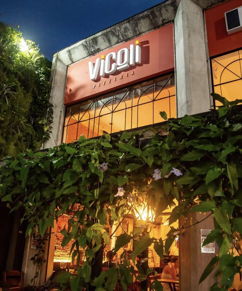 Há 5 anos, a Vicoli conquistouos macaenses com sua pizza
napoletana em um ambiente
familiar e aconchegante