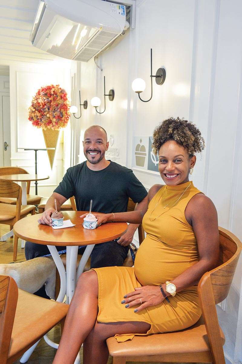 Clóvis Valon conta que a gelateria já faz parte da sua rotina. Ele e sua esposa, que está grávida, estão sempre na loja. (Foto Alle Tavares)