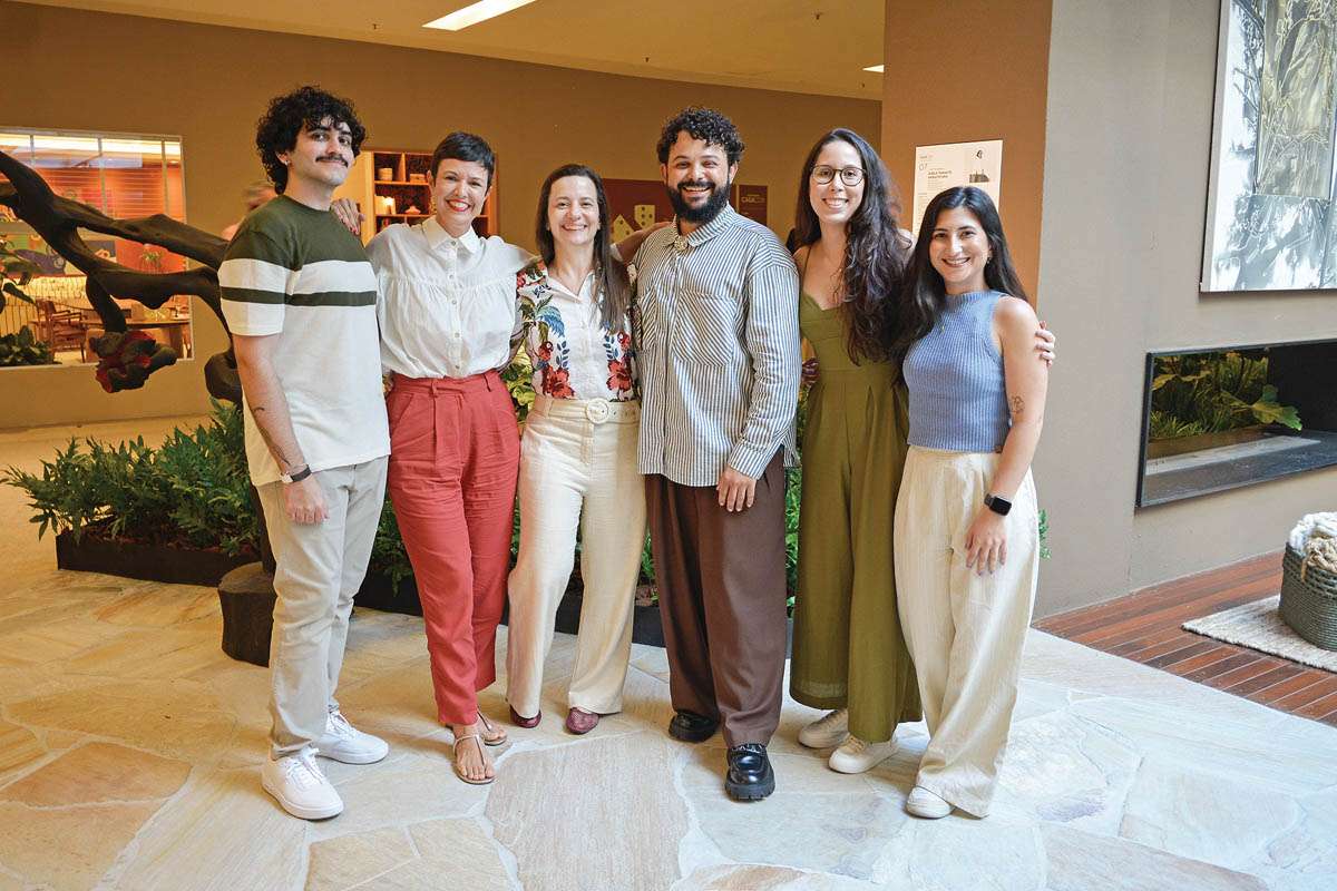 A equipe do LM Studio junto a Carol Tomaselli. Eles estruturaram e fizeram o evento acontecer: Gustavo Alchaar, Lívia Melo, Carol Tomaselli, Paulo Rodrigues, Isabela Gonçalves e Luiza Trindade. (Foto Alle Tavares)