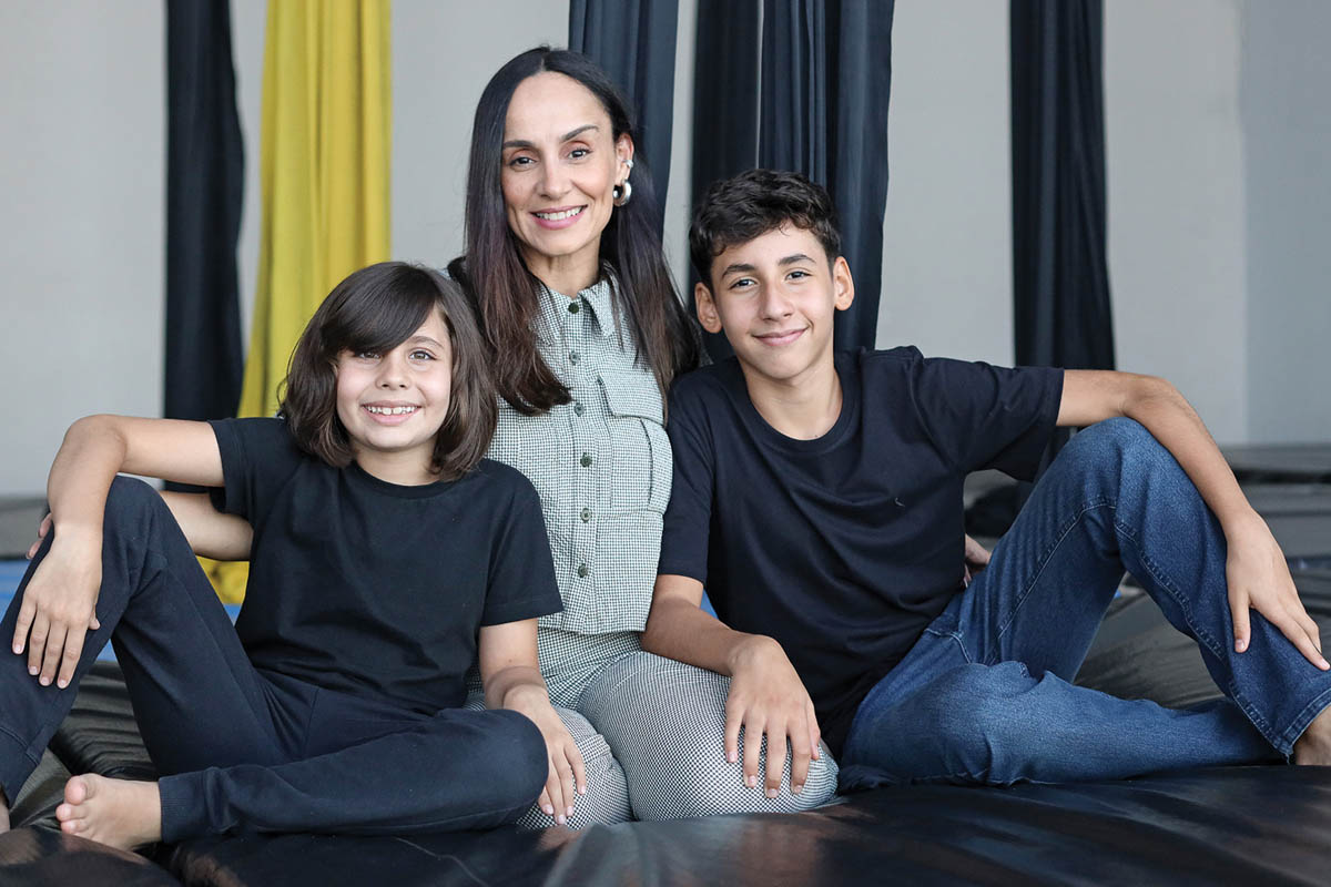 Érica Mendes com os filhos Thor e Gael. A diretora imprimiu à escola, desde o início, uma marca sensível, em que técnica e acolhimento caminham juntos e, onde cada aluno é incentivado a descobrir sua própria expressão. (Foto Alle Tavares)