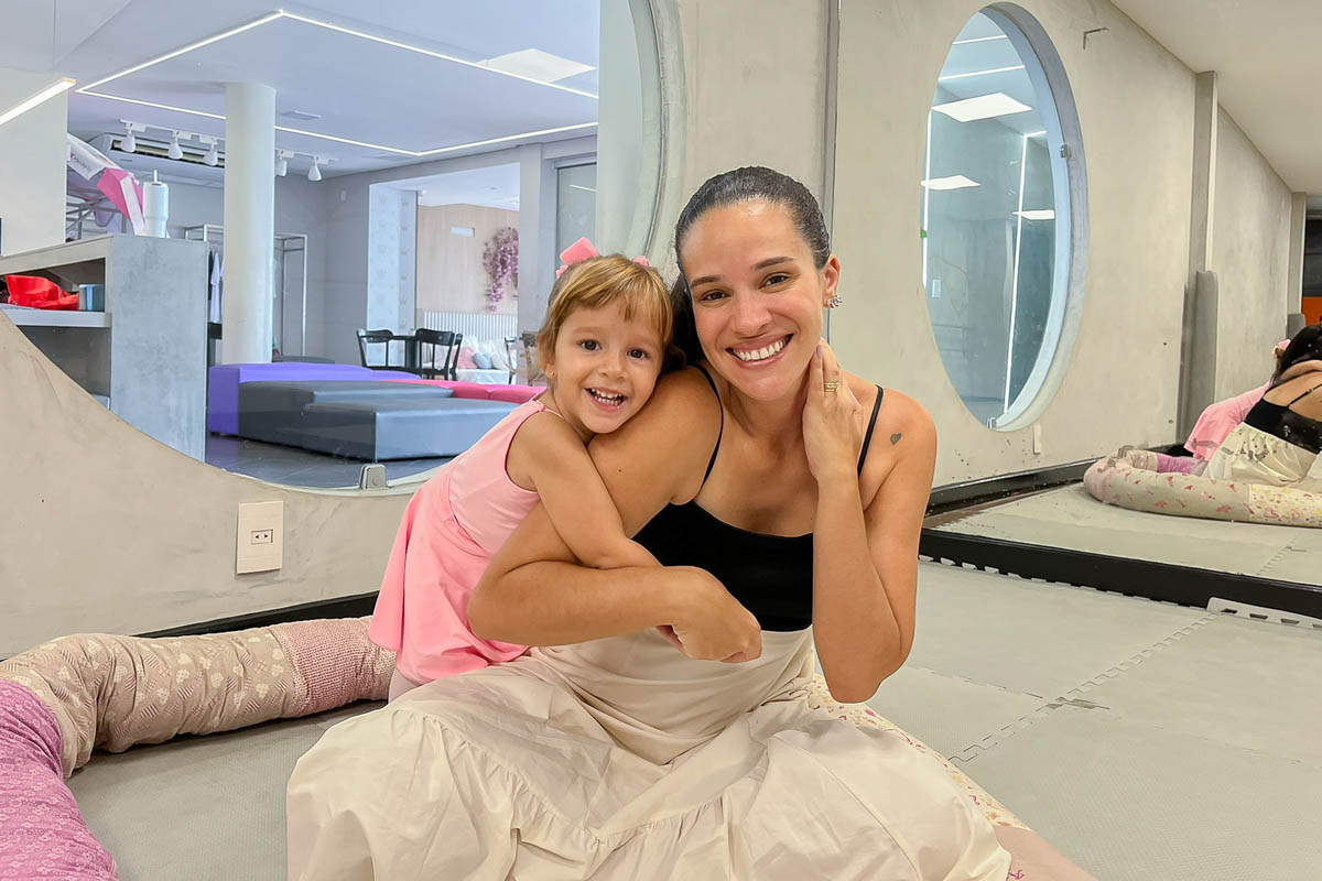 Kivia Carino vive na profissão a arte que aprendeu desde cedo e, além de ser bailarina, coreógrafa e professora, também é mãe de aluna Âmbar, a Nina, que aos 2 anos já iniciou sua jornada por esse universo de encantamento. (Foto Alle Tavares)