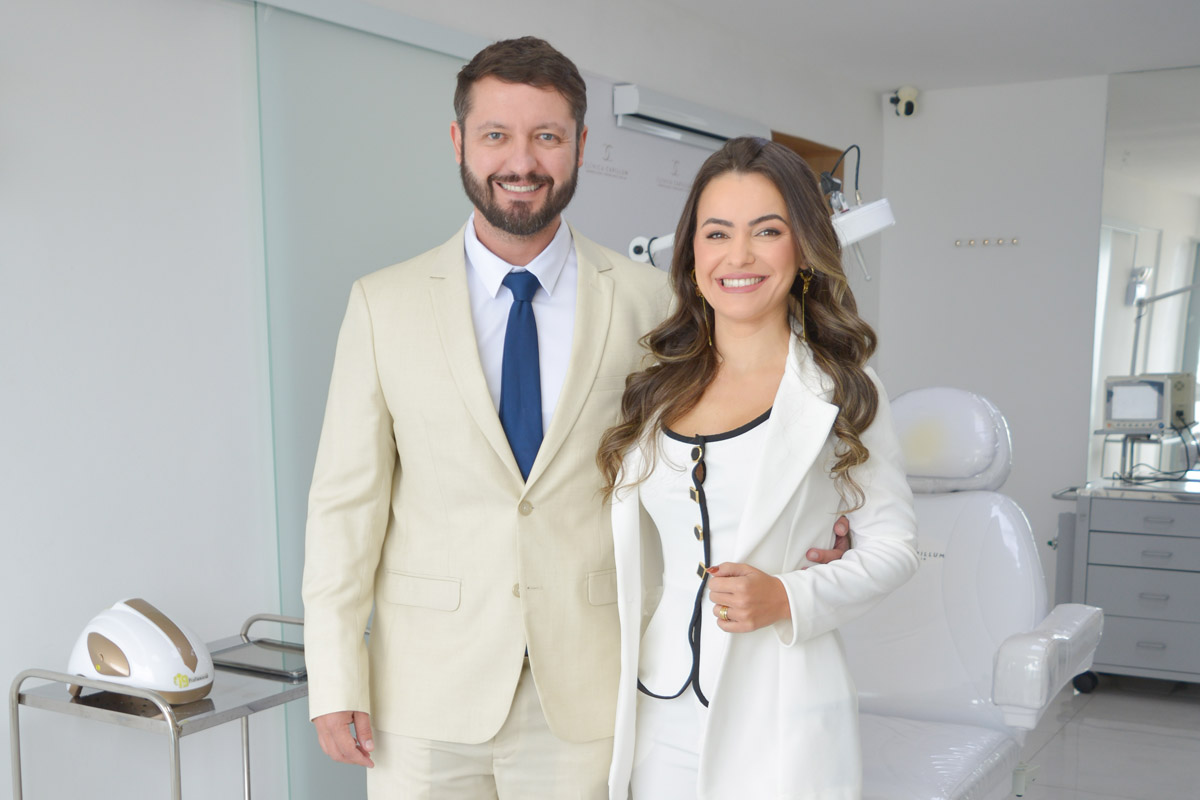 O casal de dermatologistas e tricologistas Samara e Leonardo Schypula abriu a clínica nos Cavaleiros oferecendo os serviços de transplantes capilar, barba e sobrancelha. (Foto Alle Tavares)