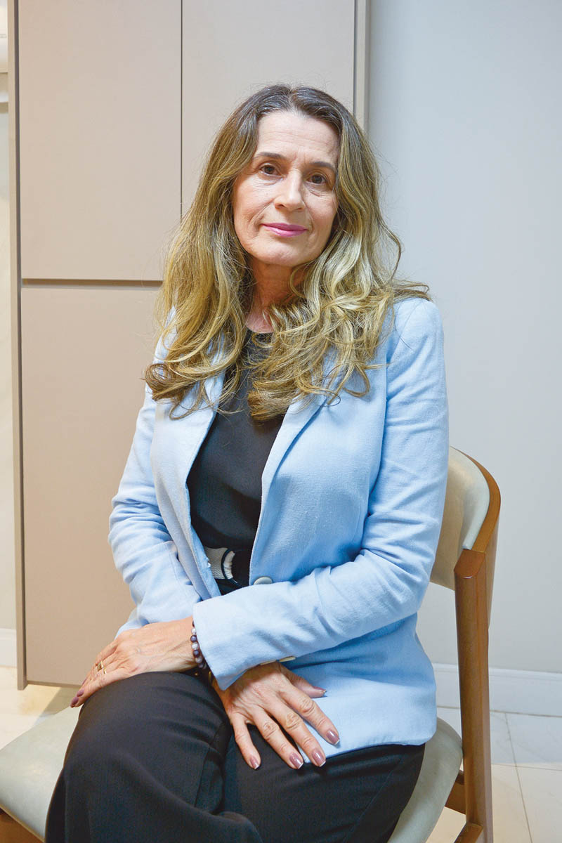 Andréa Ximenes fez a cirurgia de catarata com o Dr. Glauco e elogia a atenção, cuidado e esclarecimentos que recebeu do médico. (Foto Alle Tavares)