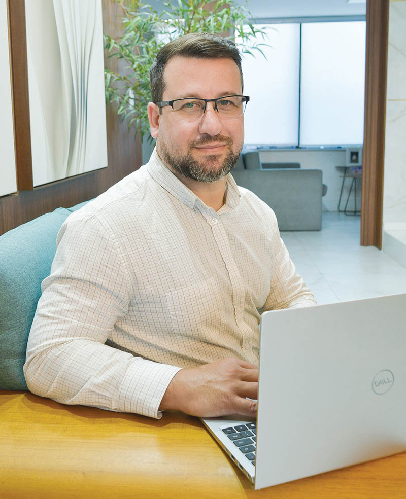 O médico intensivista Dr. Vitor Tardin oferece um serviço de acompanhamento clínico para pacientes internados, por motivo cirúrgico ou não. (Foto Alle Tavares)