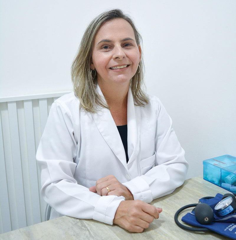 Dulce Guerra é técnica de emfermagem com 20 anos de experiência no atendimento a pacientes diabéticos, auxilia na administração dos medicamentos injetáveis e nas pré-consultas. (Foto Alle Tavares)