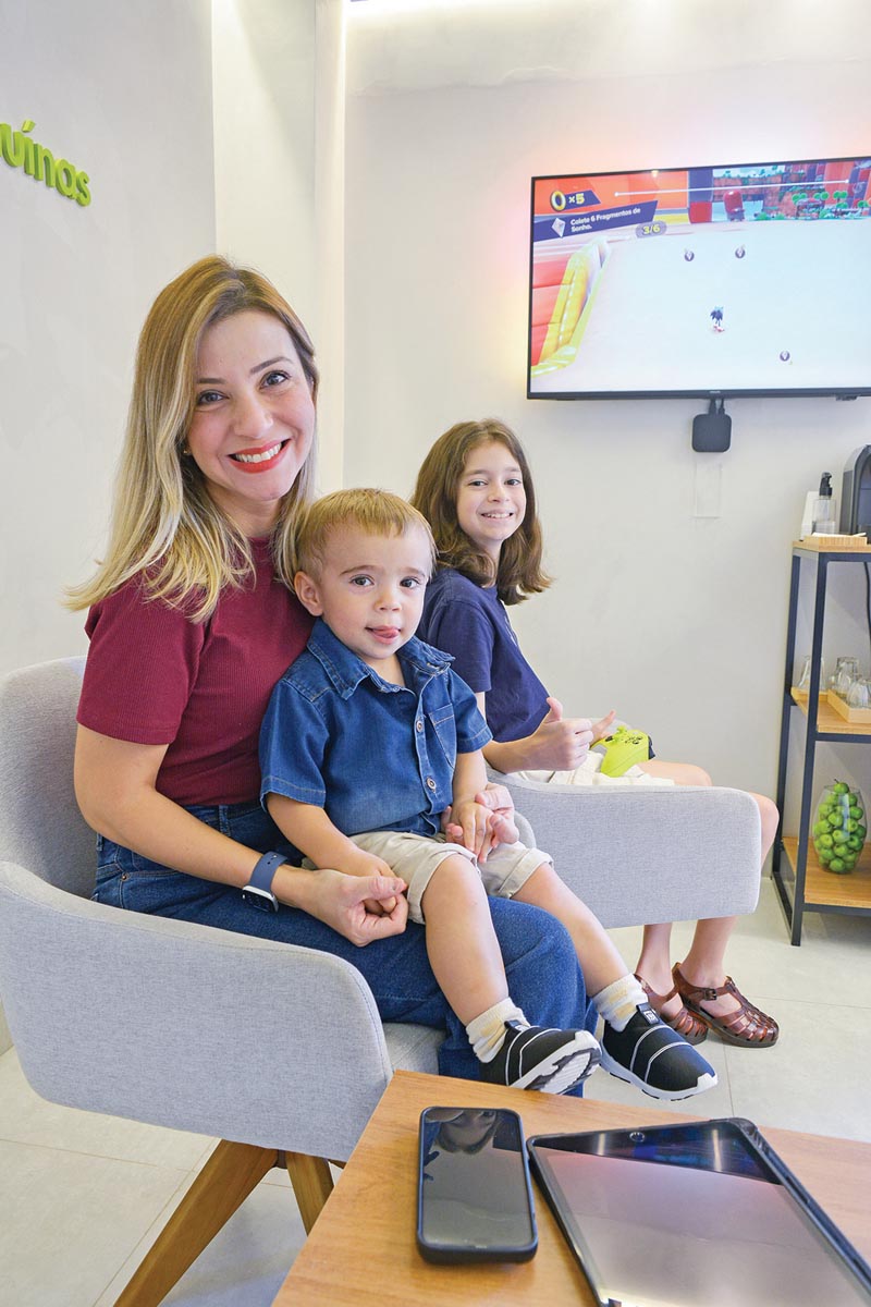 A jornalista Joyce Pinheiro destaca os cuidados e a infraestrutua da Talon quando vai à loja sozinha ou com os filhos Maitê e Gabriel. (Foto Alle Tavares)