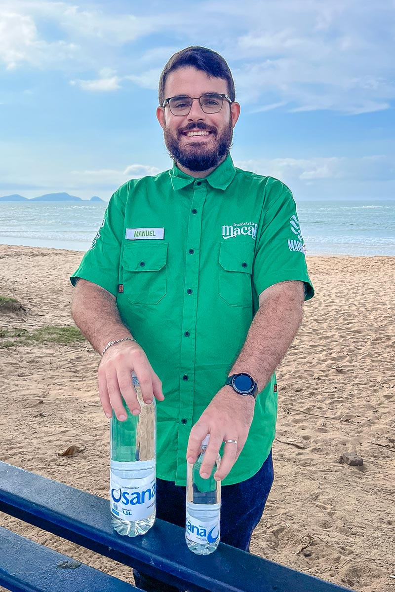 Manoel Besada com a Água Mineral Sana, que é o novo produto do Grupo Macahé, com uma proposta de pureza, contato com a natureza e personificação macaense. (Fotpo Alle Tavares)