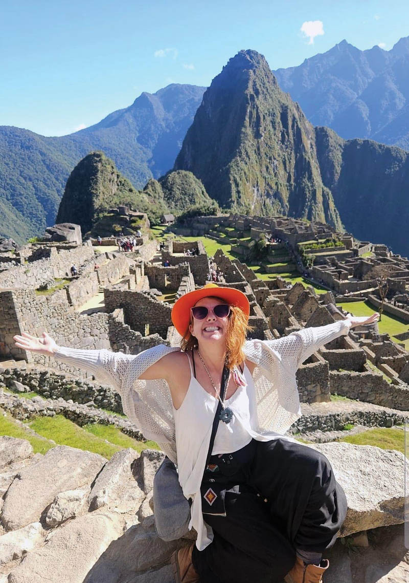 A arteterapeuta Cléo Furtado em uma das suas viagens a Machu Picchu. Uma jornada guiada, onde ela oferece conexão e transformação às mulheres. (Foto Alle Tavares)