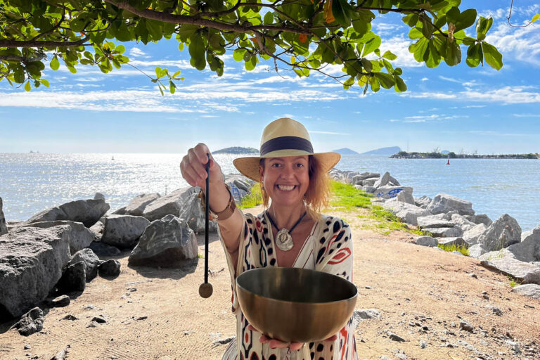 A arteterapeuta Cléo Furtado em uma das suas viagens a Machu Picchu. Uma jornada guiada, onde ela oferece conexão e transformação às mulheres. (Foto Alle Tavares)