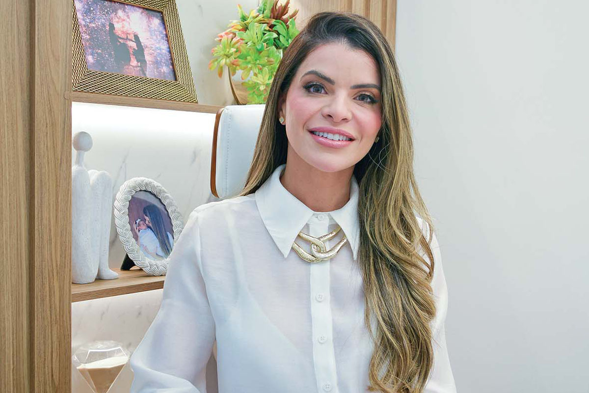 Dra. Suelen Felizardo pontua que a rápida redução da gordura subcutânea compromete a sustentação natural do corpo, favorecendo flacidez, ressecamento e perda de viço. (Foto Alle Tavares)