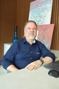 Hugo Burnett é projetista da Italínea Conceito Macaé e assina o projeto desta cozinha sofisticada, onde o branco do MDP é o destaque. (Foto Alle Tavares)